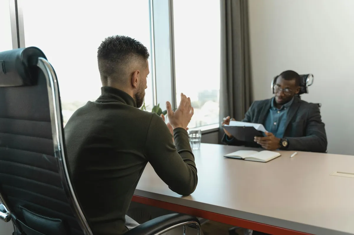 Duas pessoas em conversa formal em ambiente acadêmico