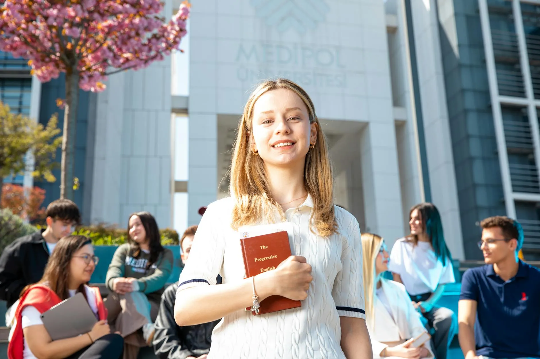 Estudante internacional caminhando em campus europeu com mochila, representando mobilidade acadêmica