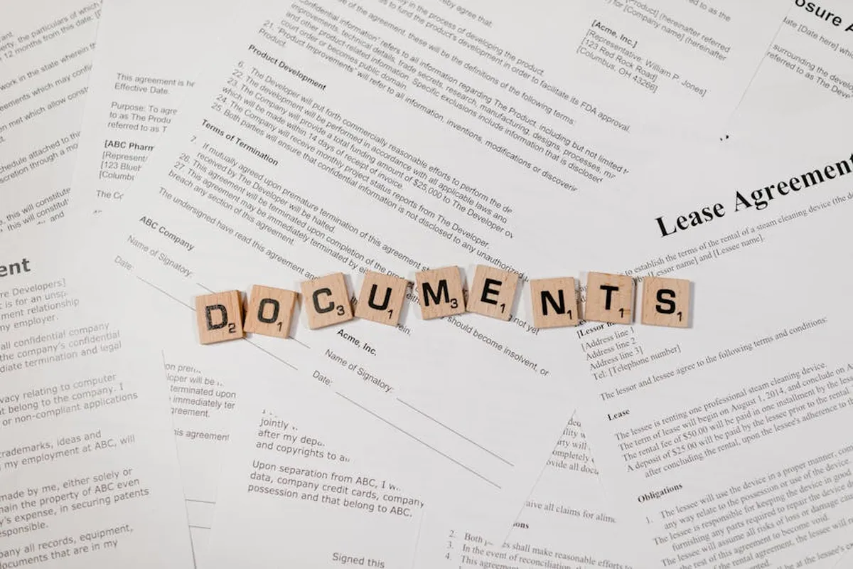 Documento acadêmico formatado com espaçamento entre linhas visível em monitor