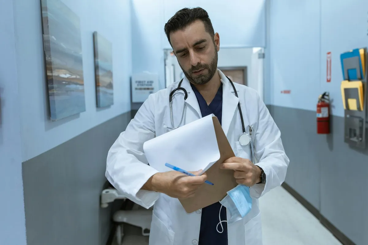 Profissional de saúde revisando prontuário e tomando notas para publicação científica