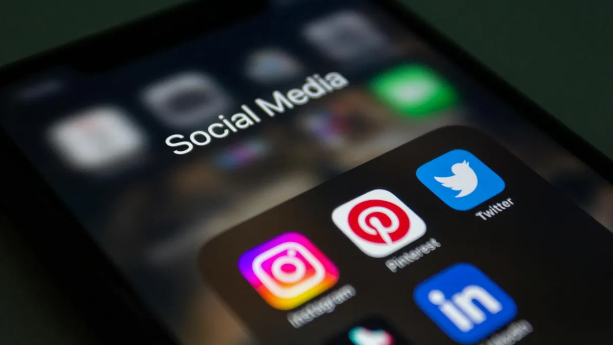 Telas de computador com redes sociais e comunidades online, representando campo de pesquisa digital