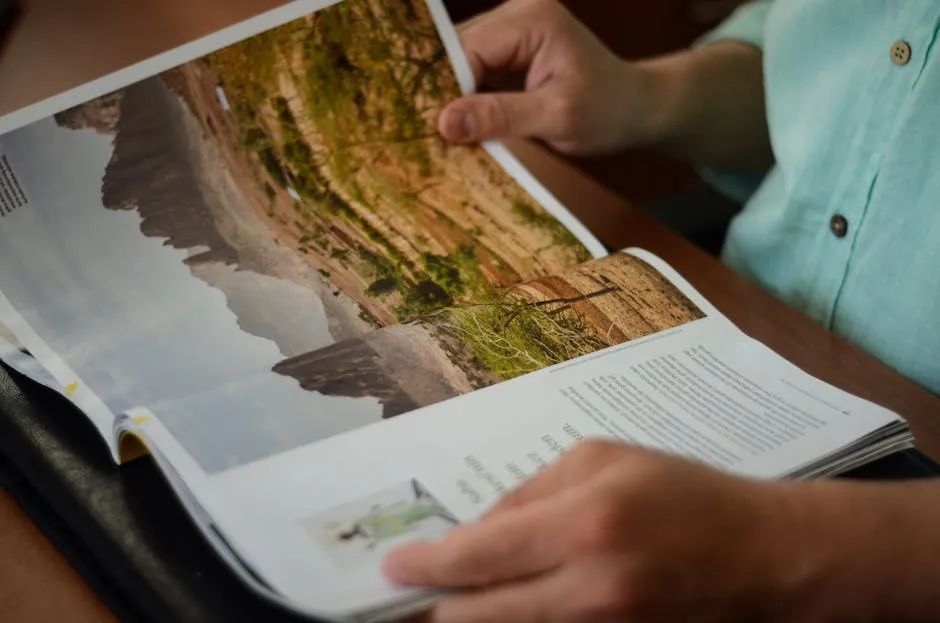 Pesquisadora lendo artigo científico em mesa com computador e caderno ao lado