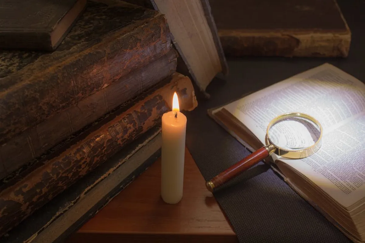 Pessoa sentada com caderno de anotações em espaço tranquilo, refletindo sobre experiências vividas