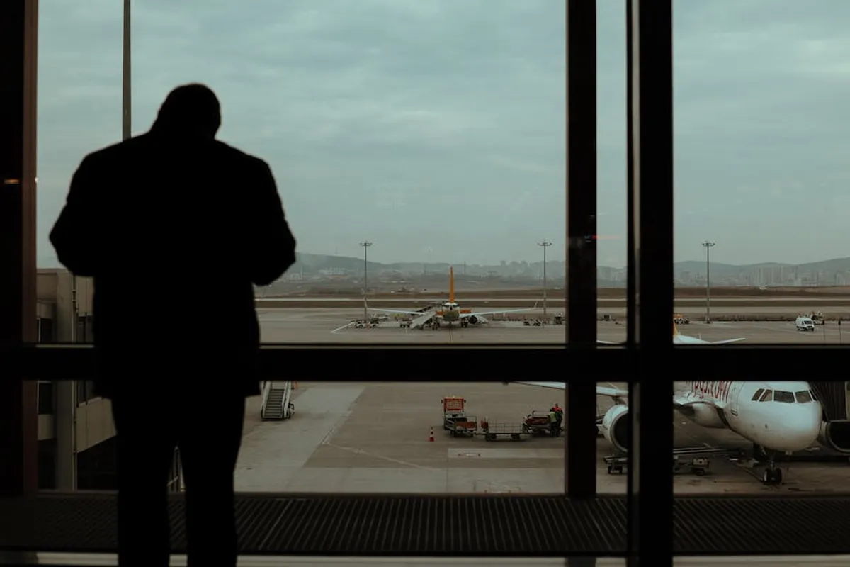 Aeroporto com pessoas em movimento, simbolizando partida