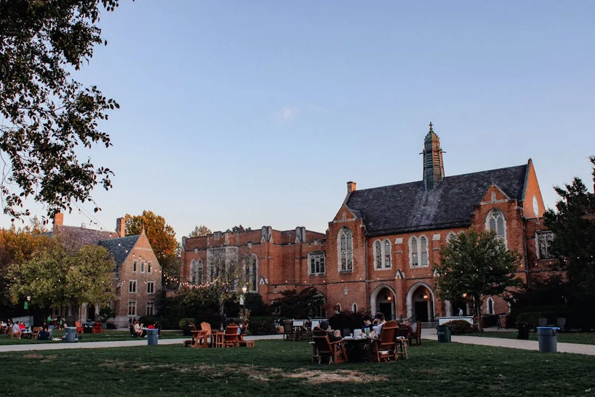 Campus universitário nos Estados Unidos com bandeiras ao fundo