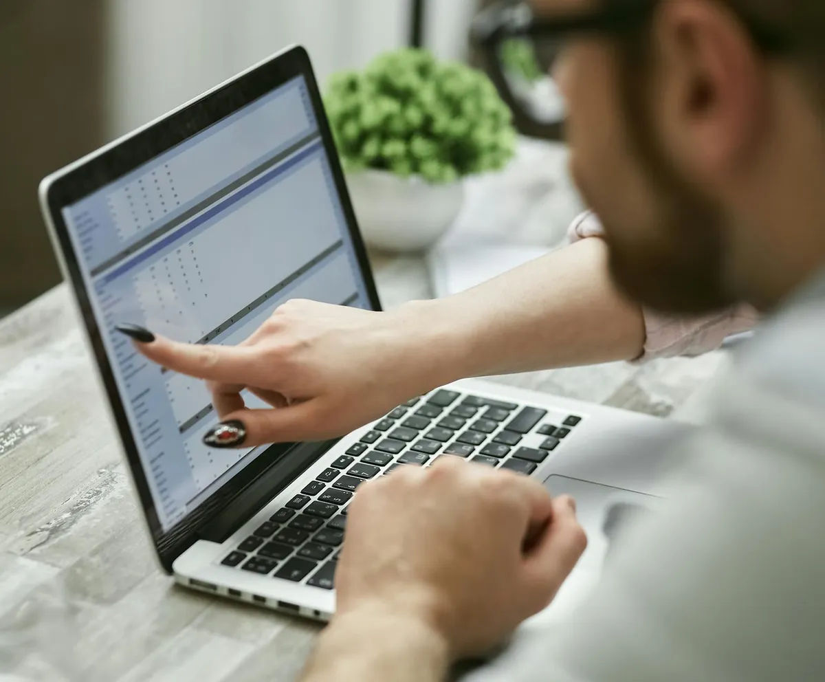 Tela de computador mostrando análise de texto com indicadores de IA