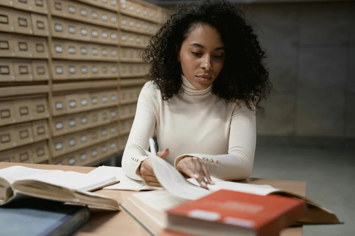 Pesquisadora analisando gráficos e métricas de produção científica em tela de computador
