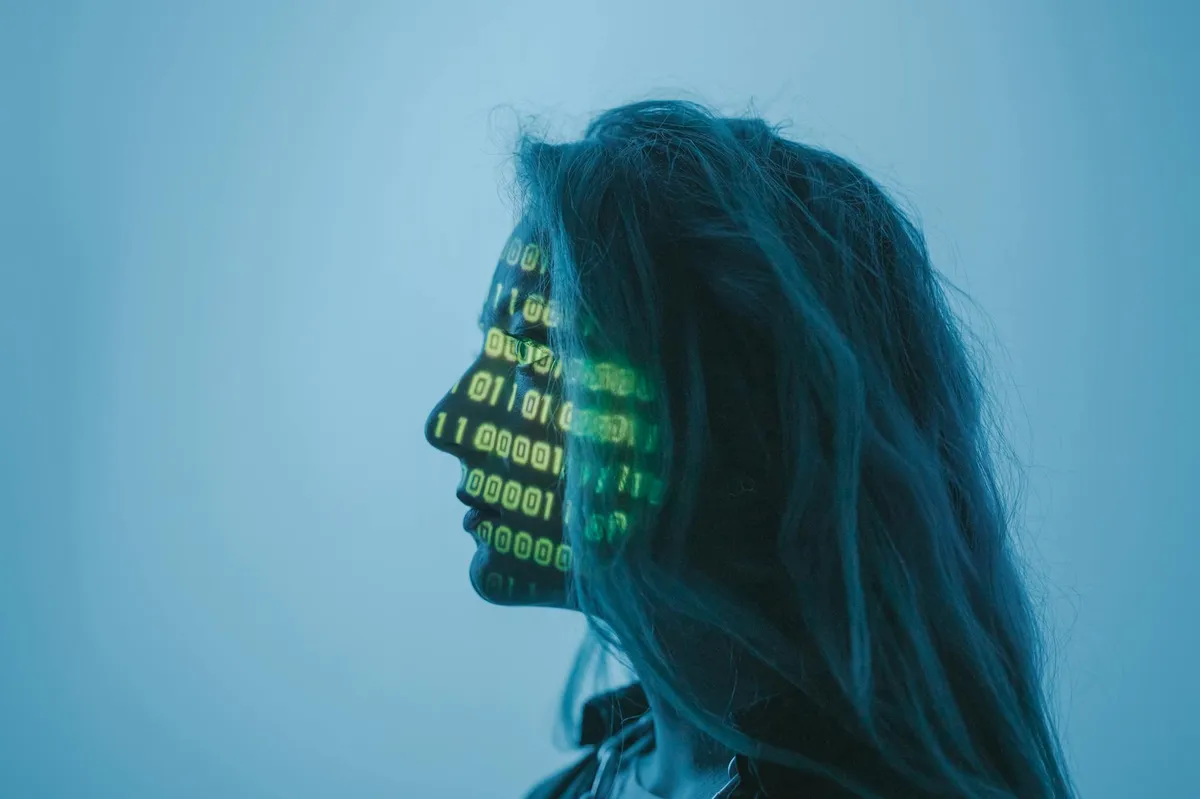 Pesquisadora analisando dados qualitativos em tela de computador com códigos e categorias