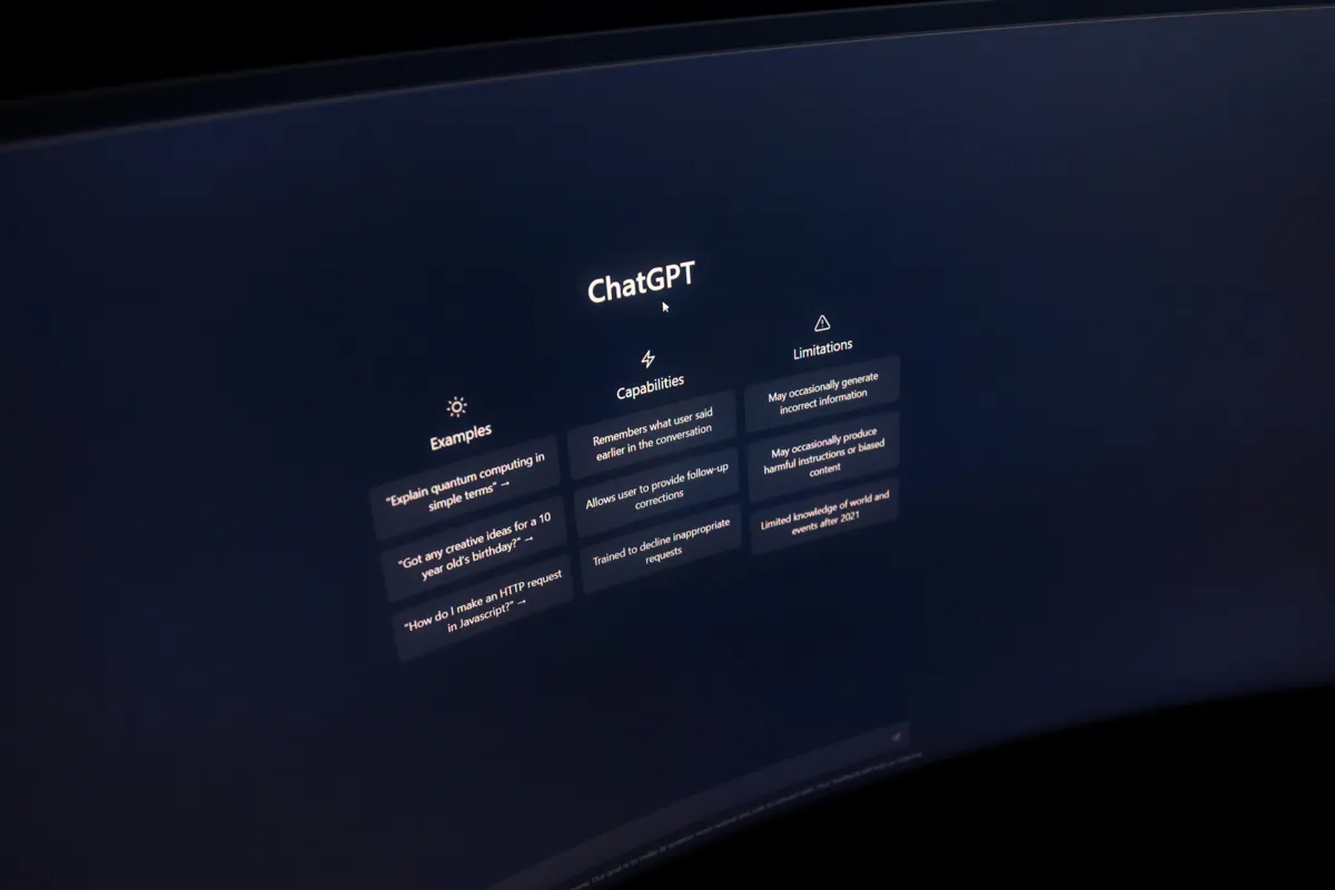 Tela de computador com código e interface de análise de texto, representando ferramenta de detecção automatizada.