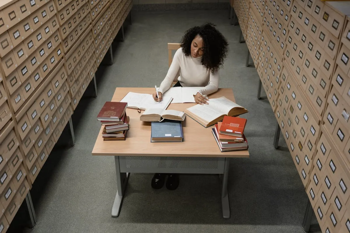 Pesquisadora usando computador para levantamento bibliográfico com ajuda de ferramentas digitais