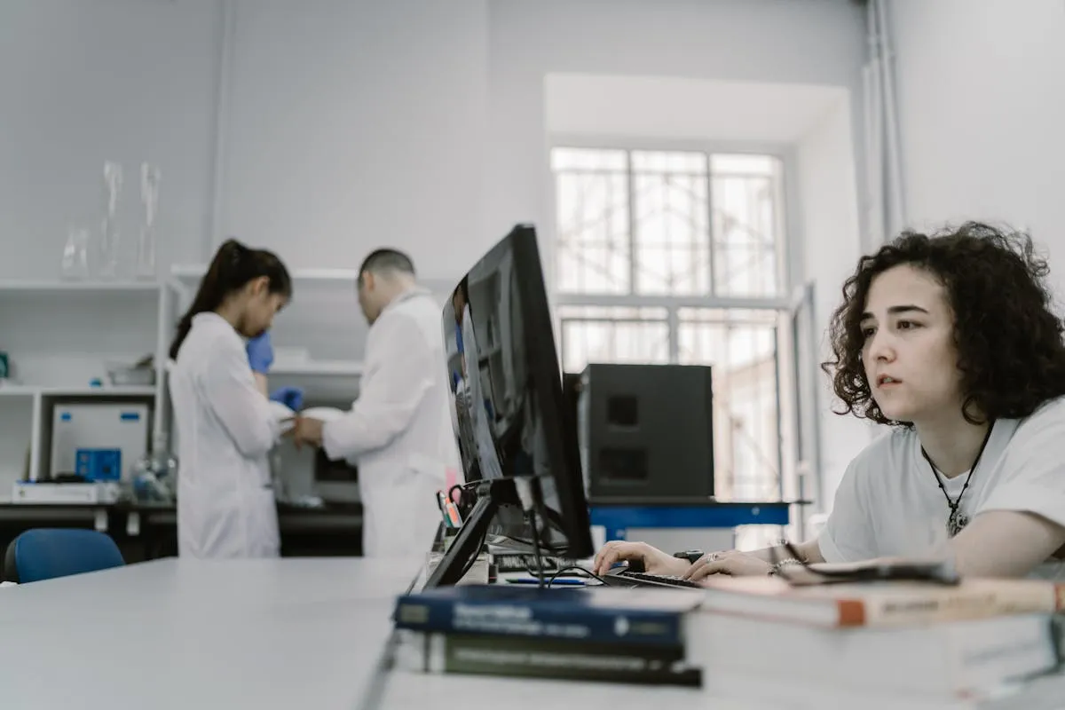 Pesquisador usando computador com ferramentas de inteligência artificial