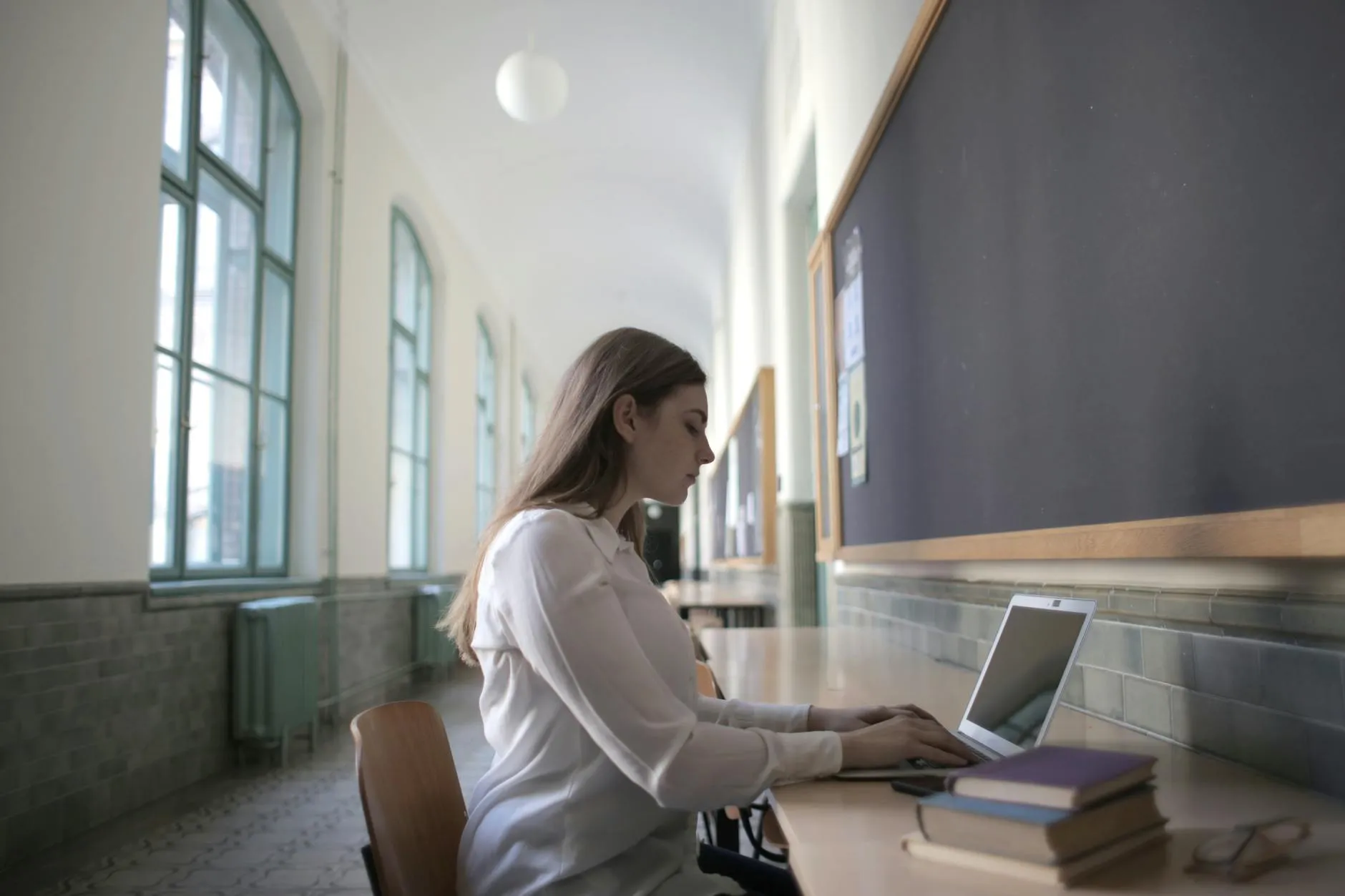 Estudante usando computador com interface de inteligência artificial para trabalho acadêmico