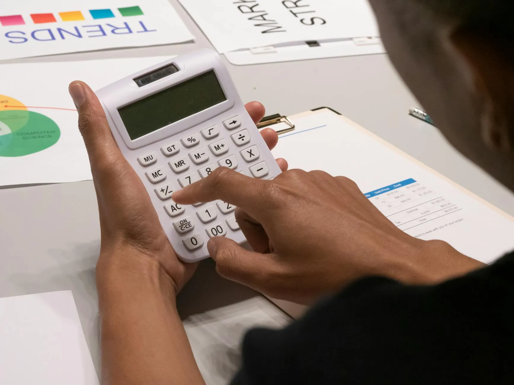Pesquisadora calculando tamanho amostral em computador com fórmulas estatísticas na tela