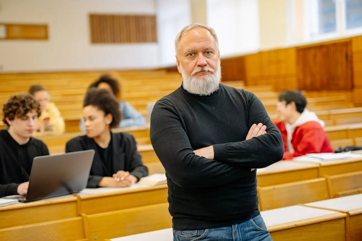 Professora apresentando diretrizes para turma de pós-graduação em sala de aula