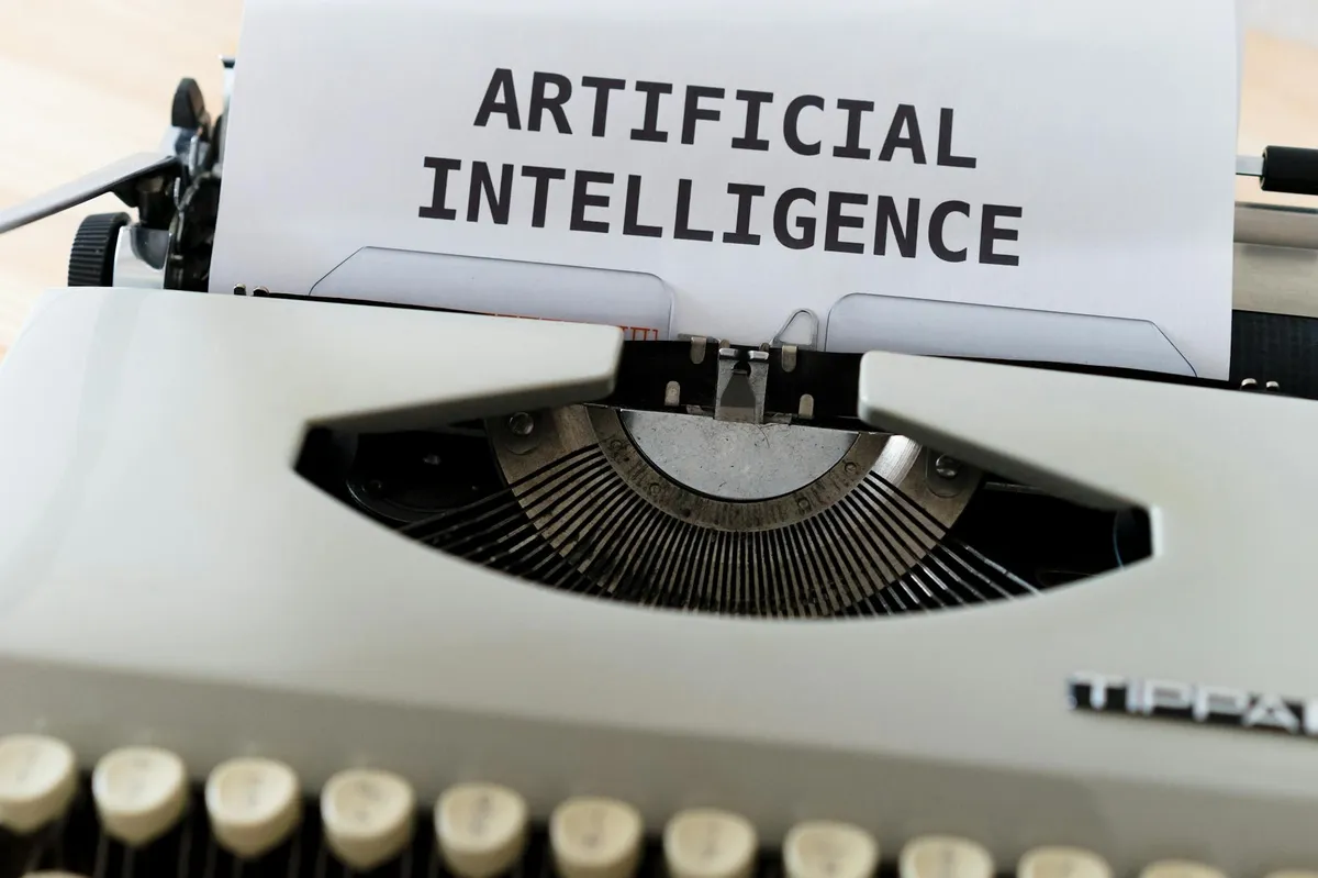 Pesquisador em frente a tela com interface de IA e manuscrito científico aberto