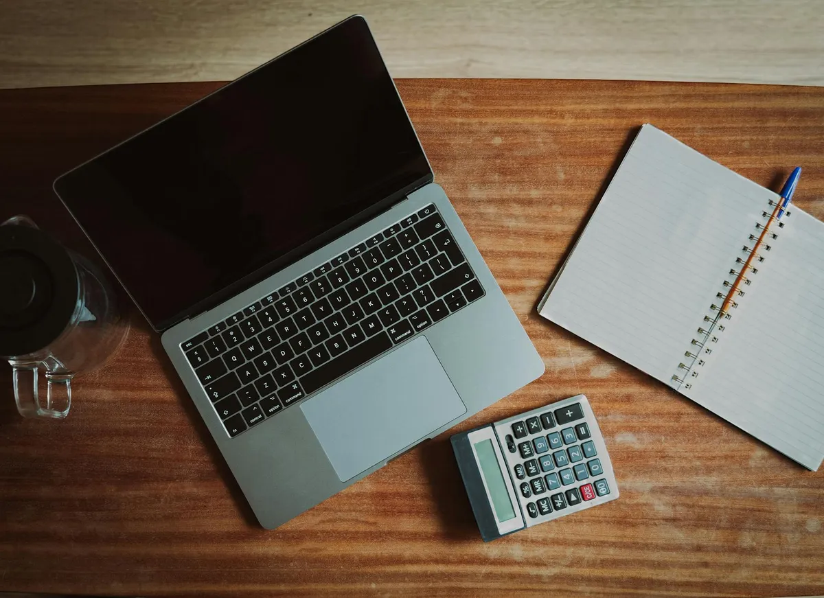 Pesquisador analisando dados financeiros e relatórios contábeis em computador