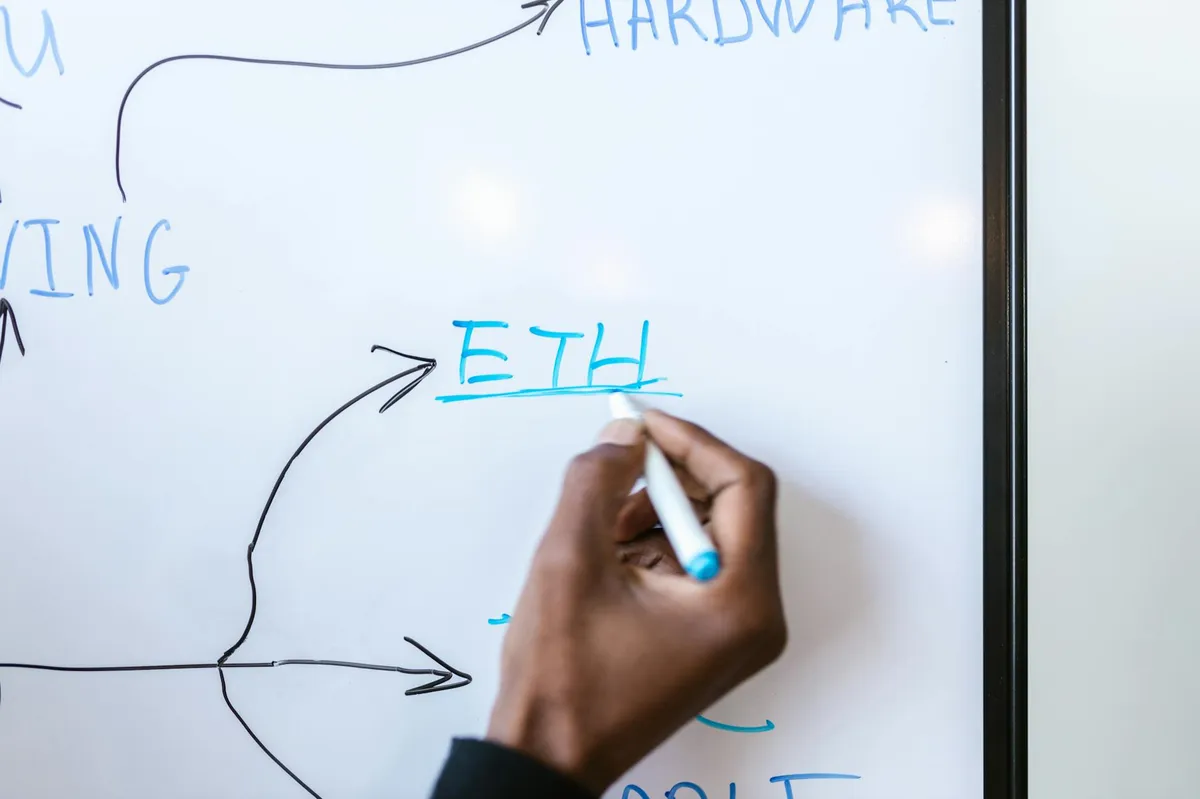 Profissional analisando dados de inovação e estratégia empresarial em ambiente digital