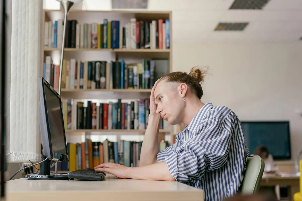 Pesquisadora analisando artigos científicos em tela de computador com múltiplas abas abertas