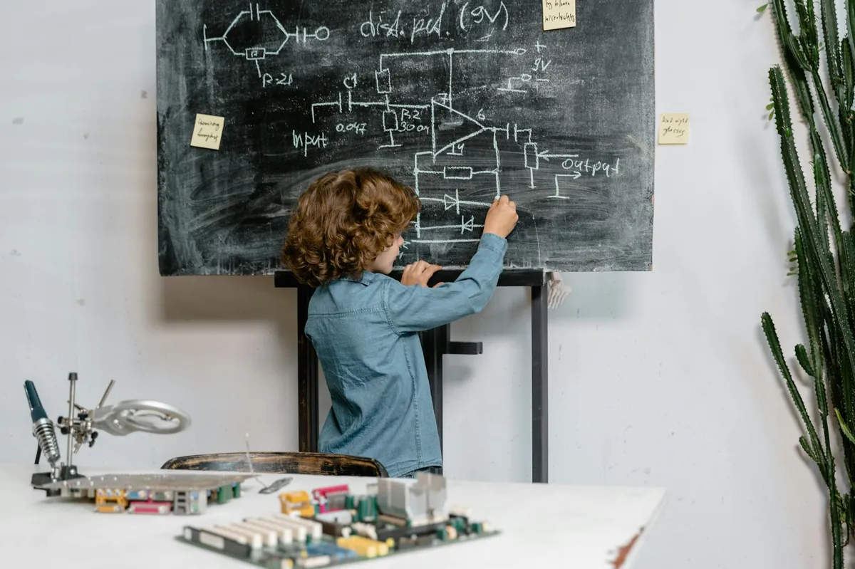 Professora usando computador com inteligência artificial em sala de aula