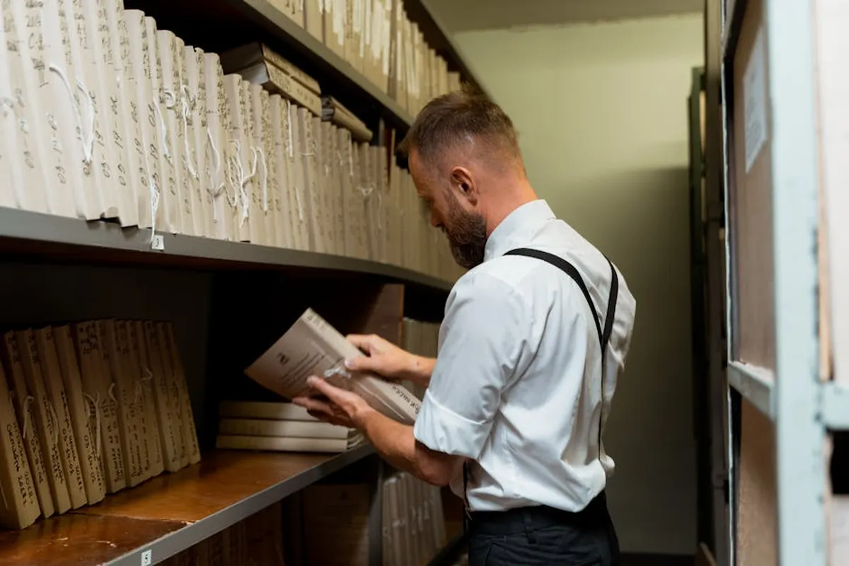 Pesquisadora analisando documentos históricos digitalizados em computador