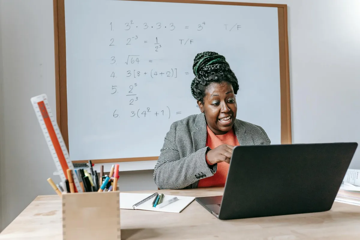 Professora pesquisadora analisando dados educacionais com apoio de tecnologia