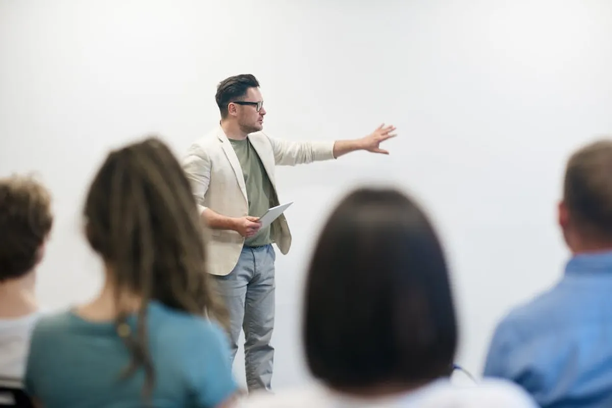 Professor em sala de aula durante formação continuada com colegas