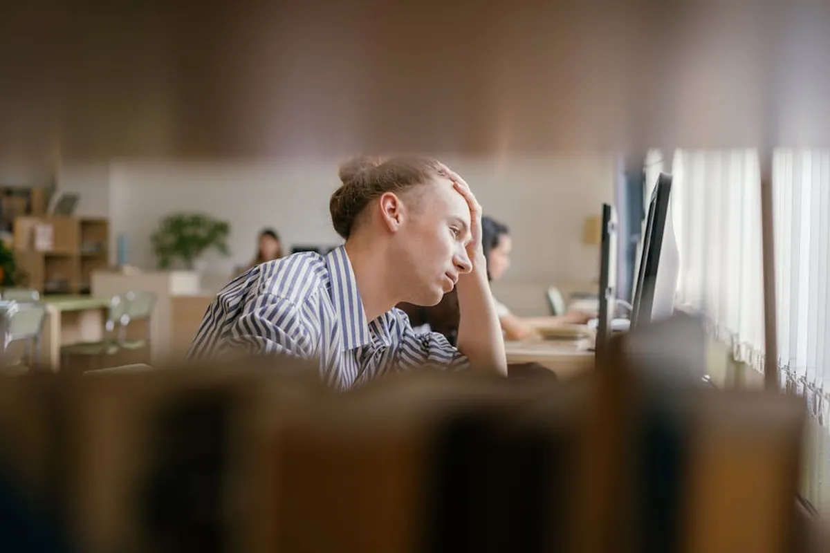 Pesquisadora analisando dados de saúde mental em computador com atenção e cuidado