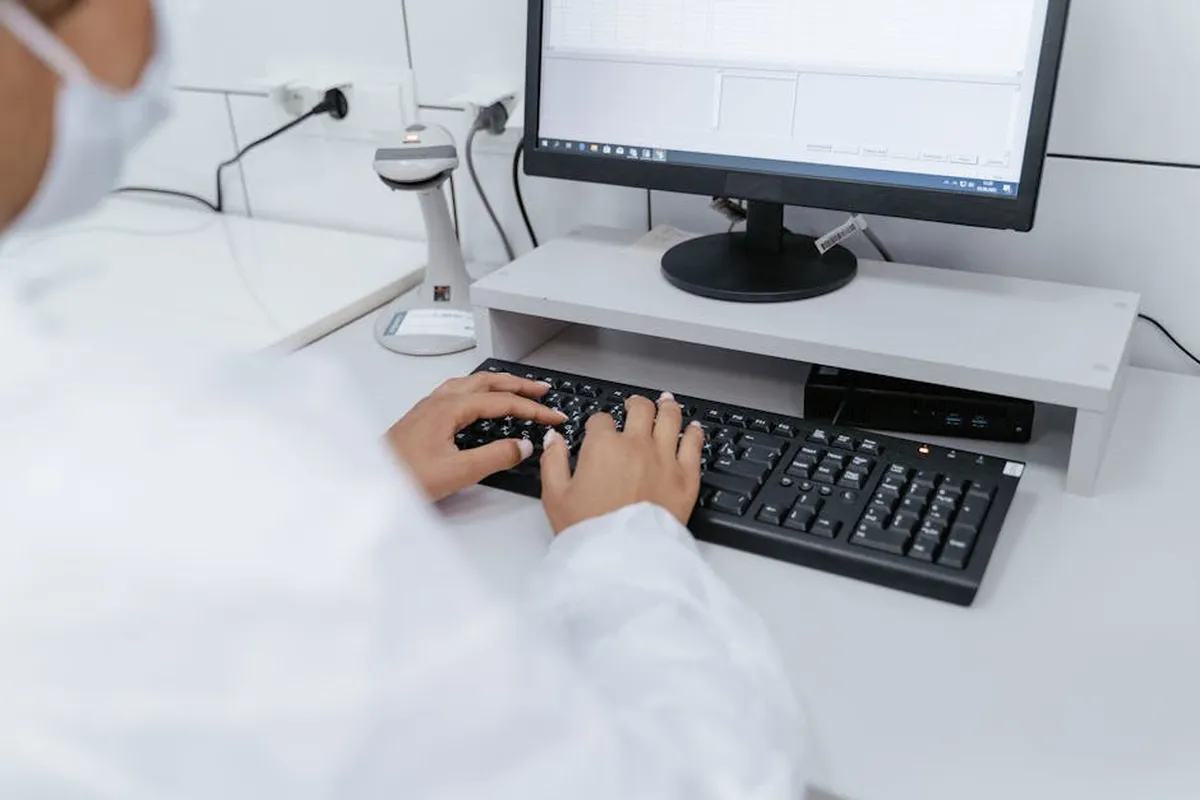 Tela de computador mostrando artigo científico formatado com tabelas e gráficos