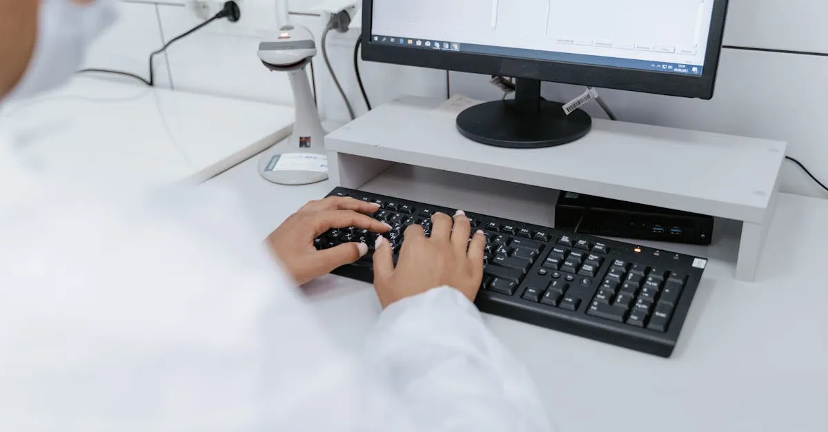 Pesquisador trabalhando em computador com gráficos de dados na tela