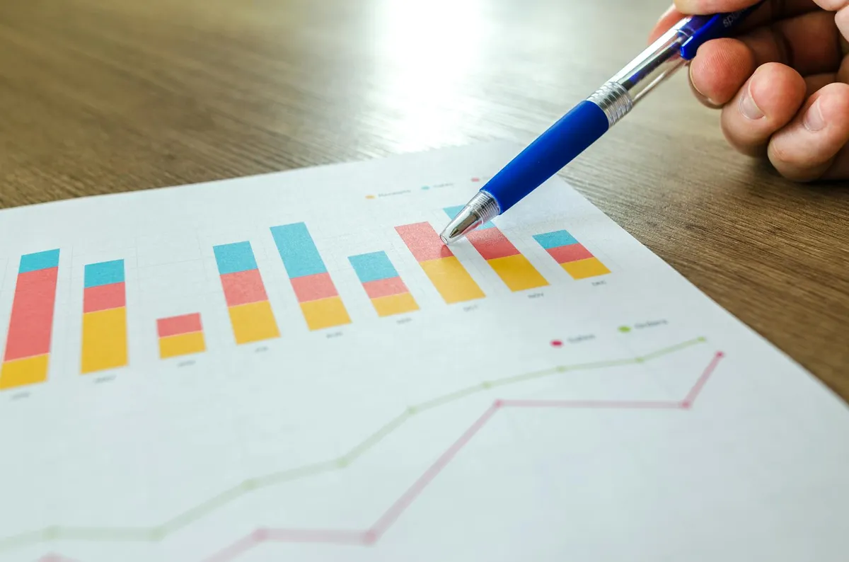 Pesquisadora analisando gráficos de métricas e citações em um computador