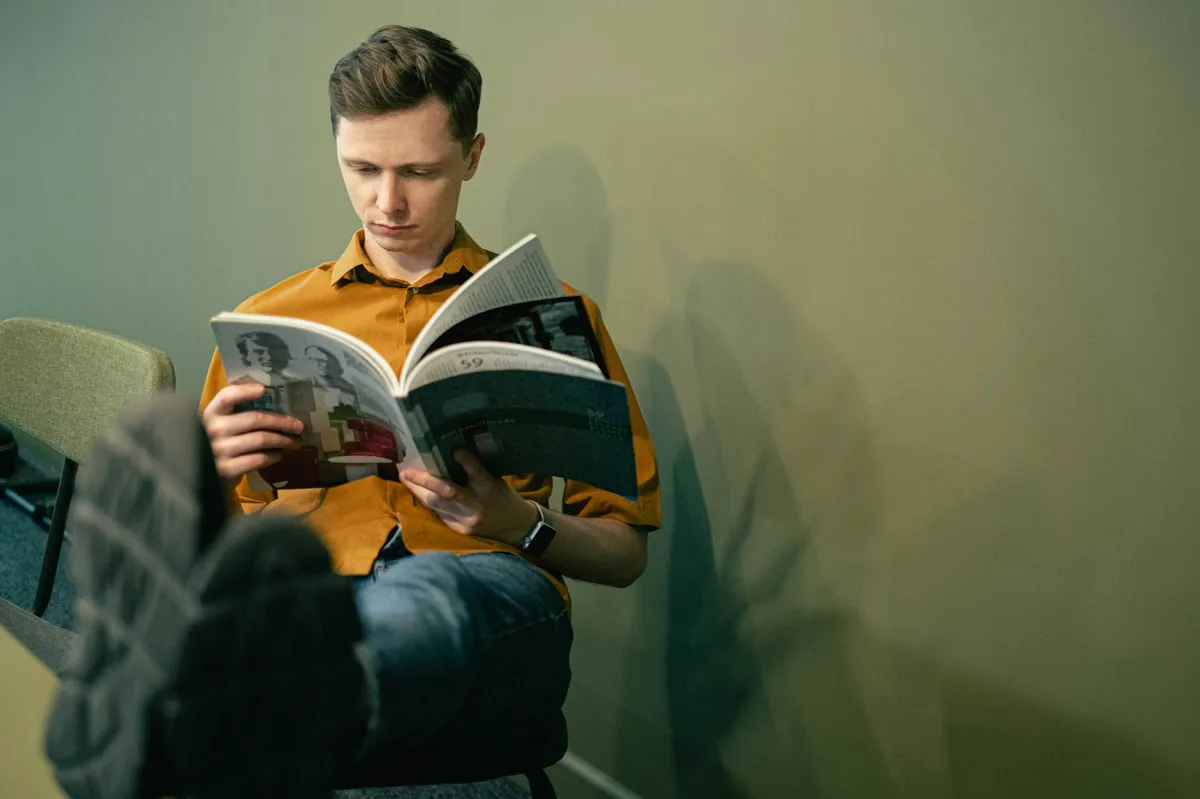 Pesquisadora lendo artigo científico em inglês com anotações e dicionário ao lado