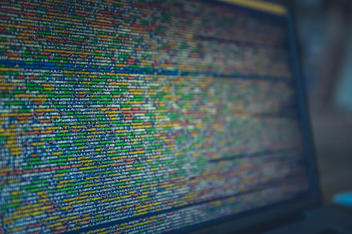 Tela de computador mostrando análise de nuvem de palavras e clusters de texto em software de análise qualitativa