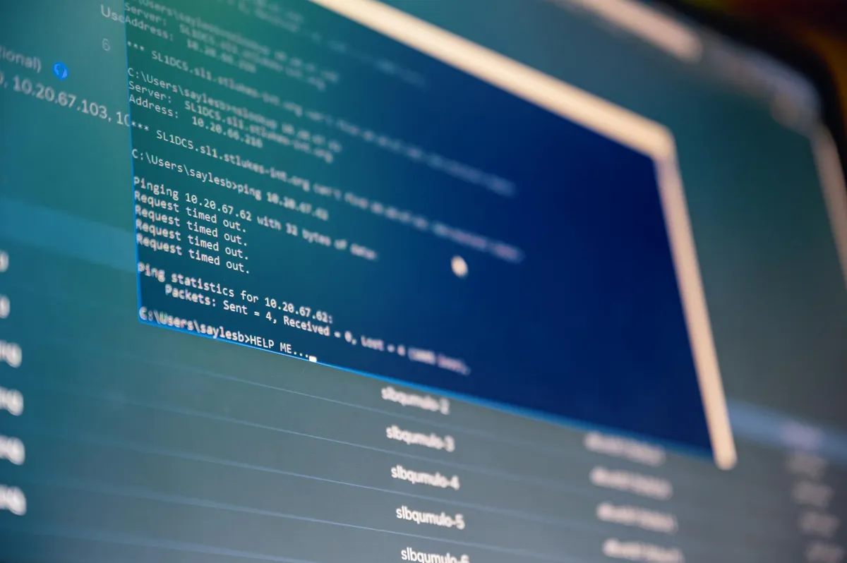 Tela de computador com software de gerenciamento de referências bibliográficas aberto