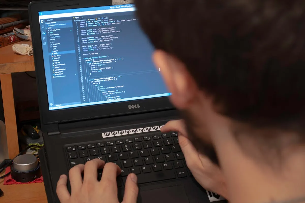 Estudante de engenharia trabalhando em computador com código LaTeX na tela