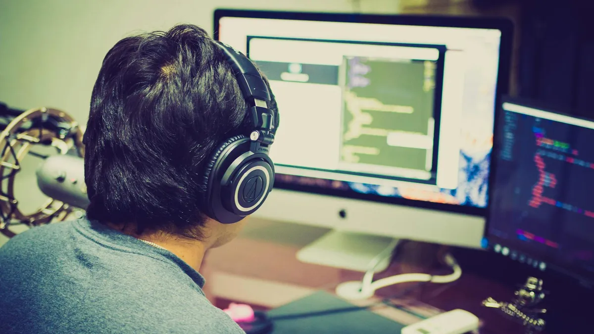 Pesquisador escrevendo código LaTeX no computador para produzir documento acadêmico