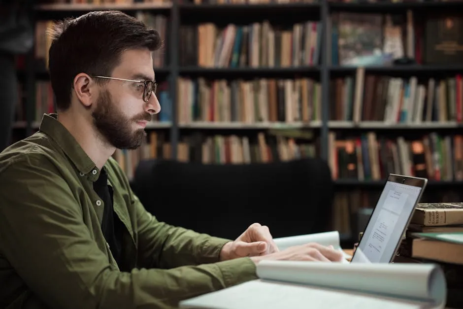 Pesquisadora em frente a dois monitores comparando editores de texto para sua tese