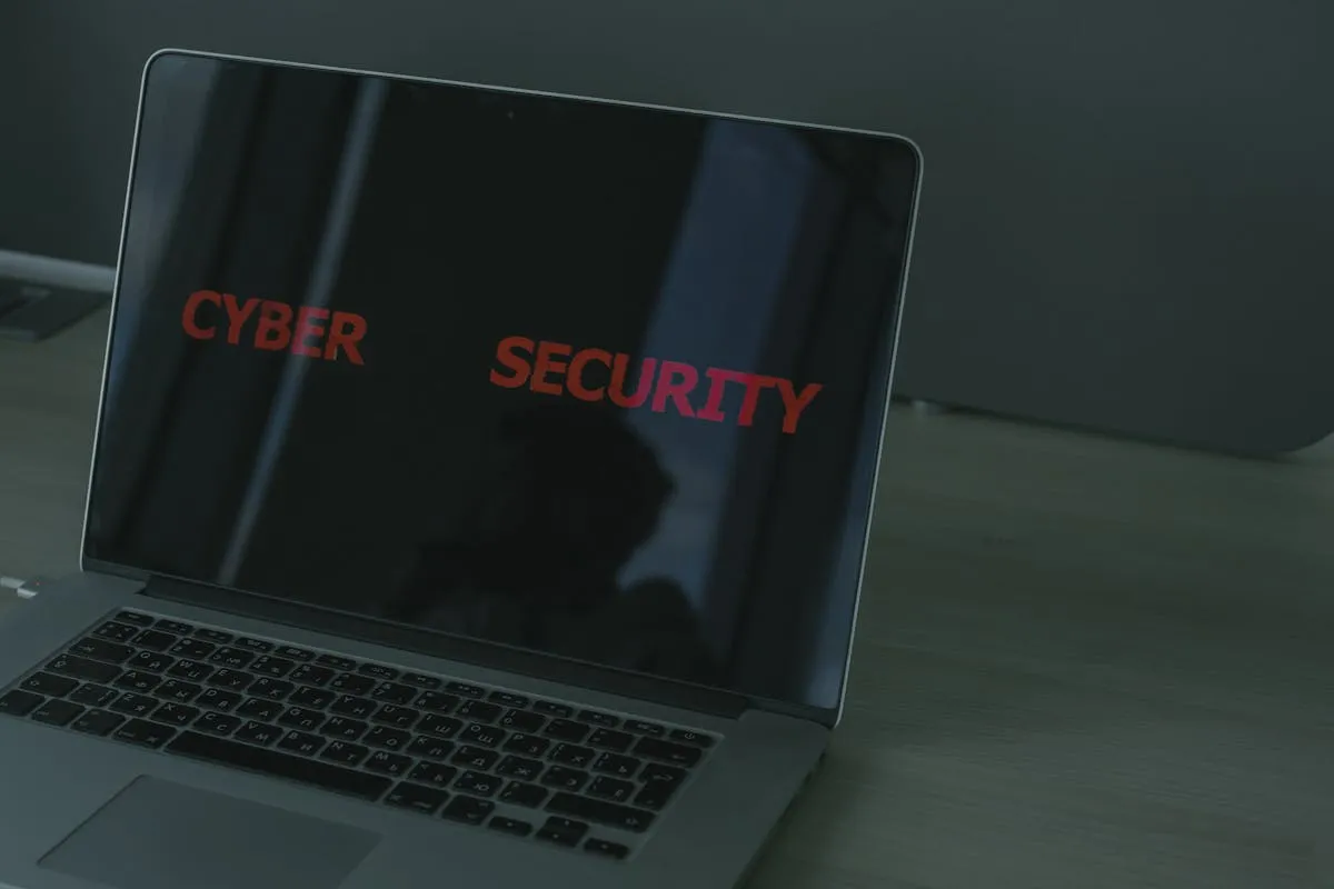 Pesquisadora analisando documentos de proteção de dados em computador com ícones de segurança