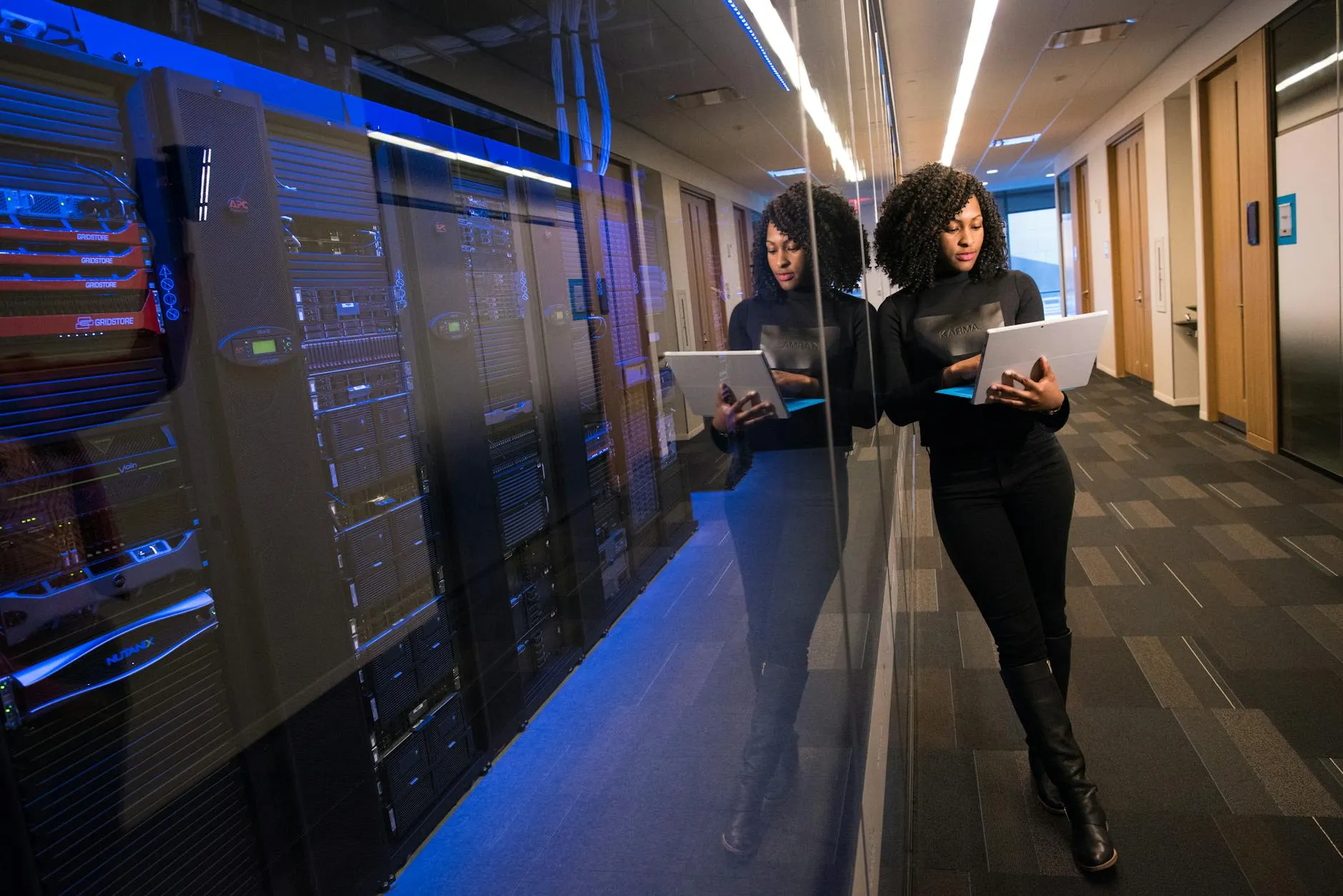 Pesquisadora atualizando perfil profissional no LinkedIn em computador portátil