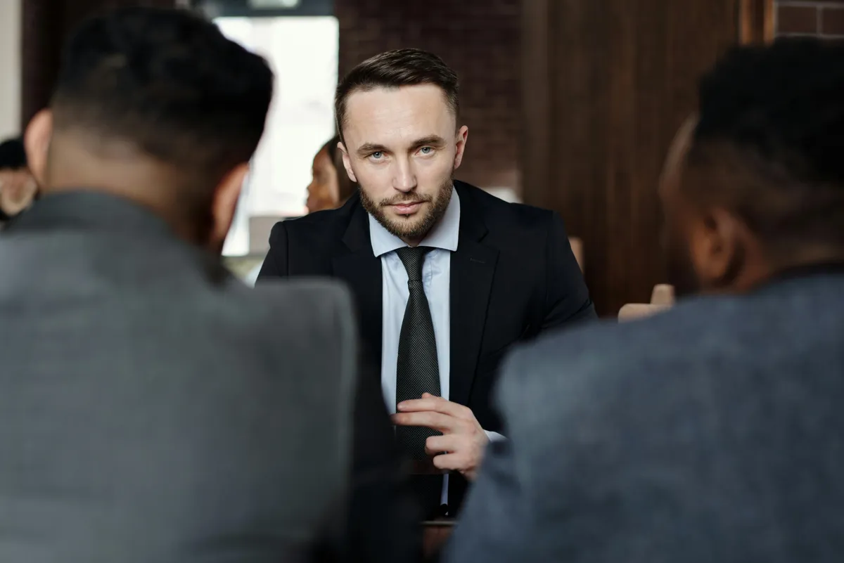 Profissional em frente a computador analisando opções de pós-graduação