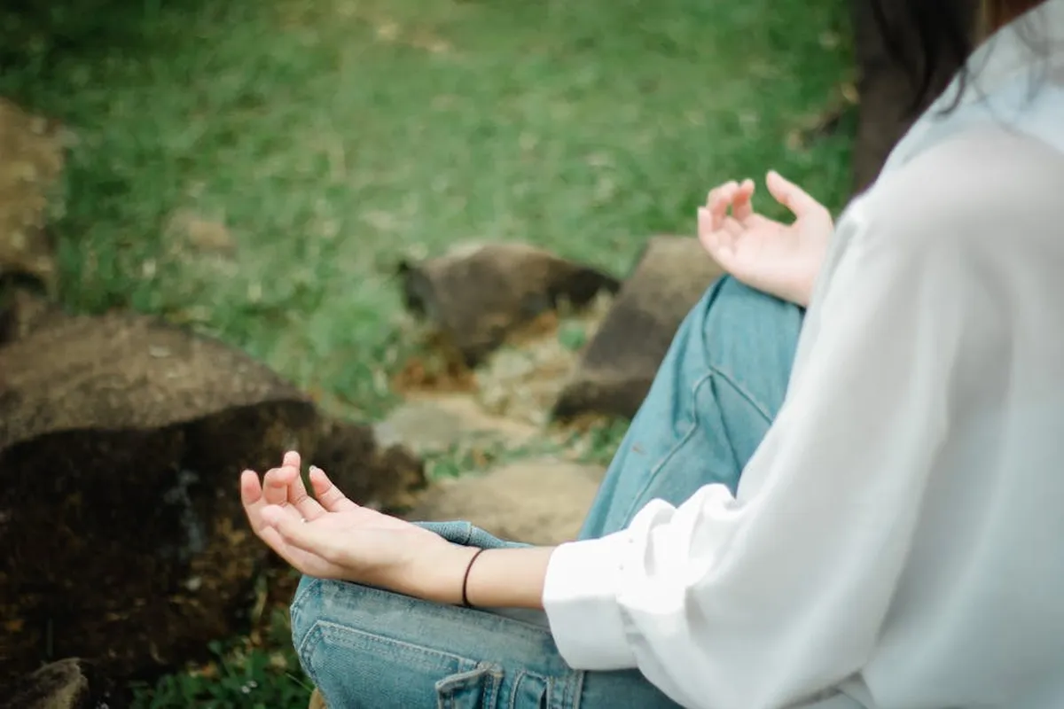 Pesquisadora em momento de pausa e descanso mental ao ar livre próximo à universidade