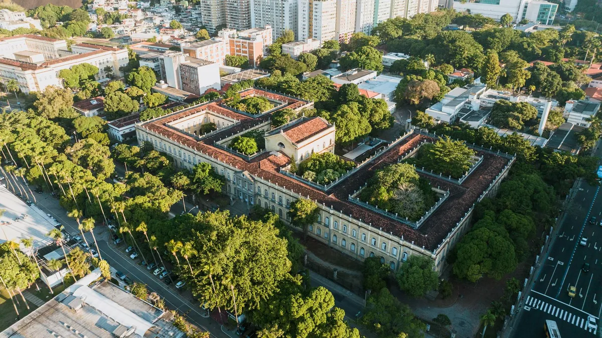 Prédio histórico de universidade federal no Sul do Brasil em dia de sol