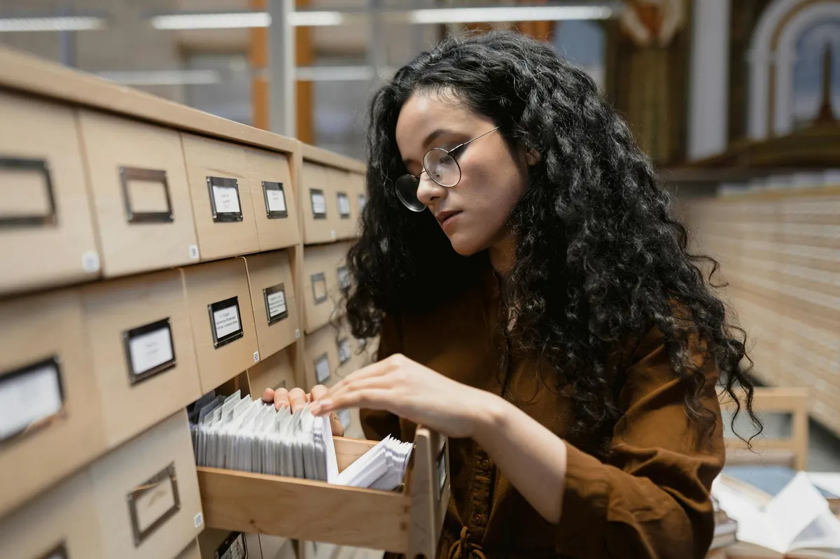 Pesquisadora organizando artigos científicos em computador