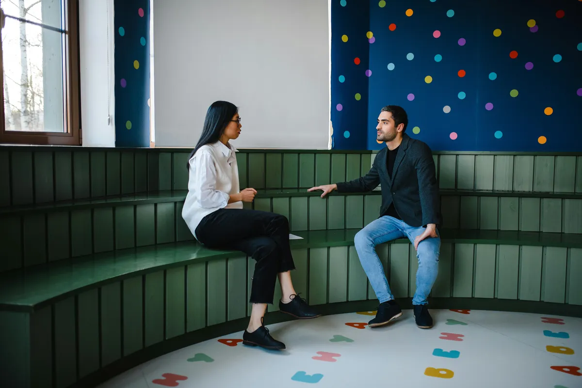 Dois pesquisadores em conversa informal, trocando experiências e dando apoio mútuo