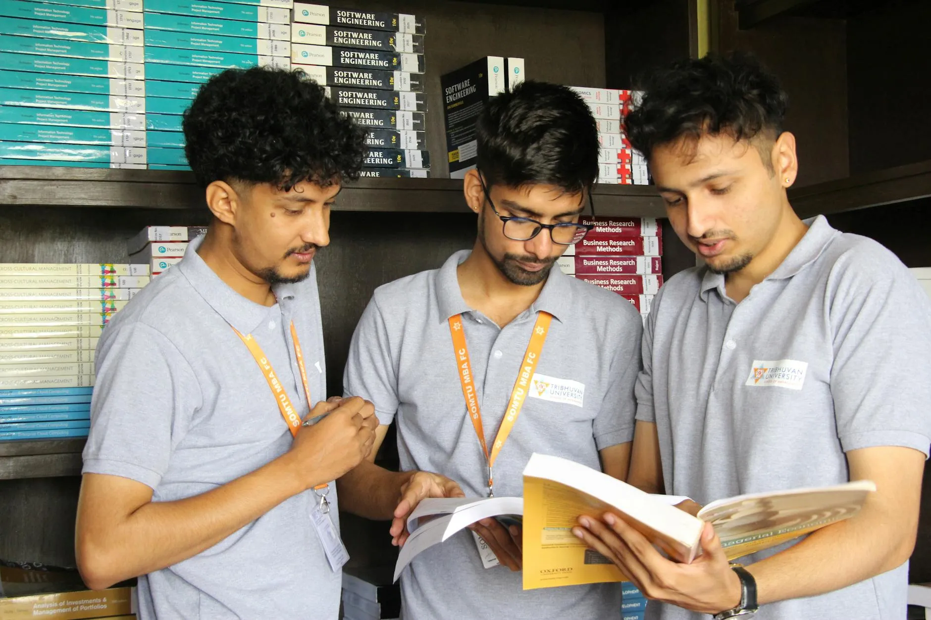 Estudante de economia com livros e gráficos em biblioteca universitária