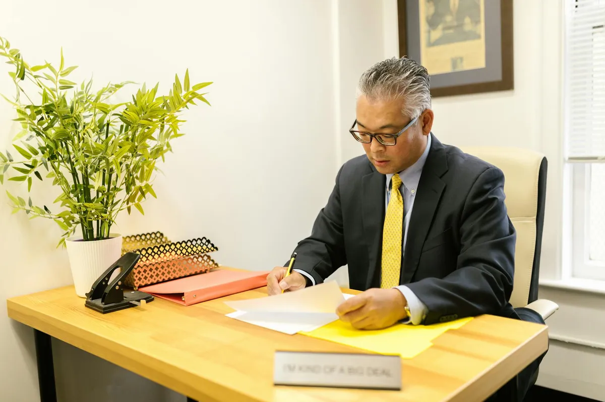 Profissional de administração estudando documentos e planilhas em mesa de escritório