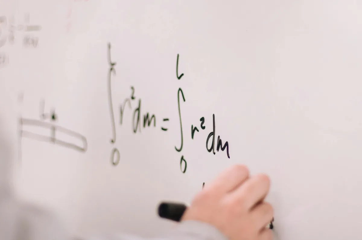 Estudante de ciências exatas trabalhando com fórmulas matemáticas e equipamentos de laboratório
