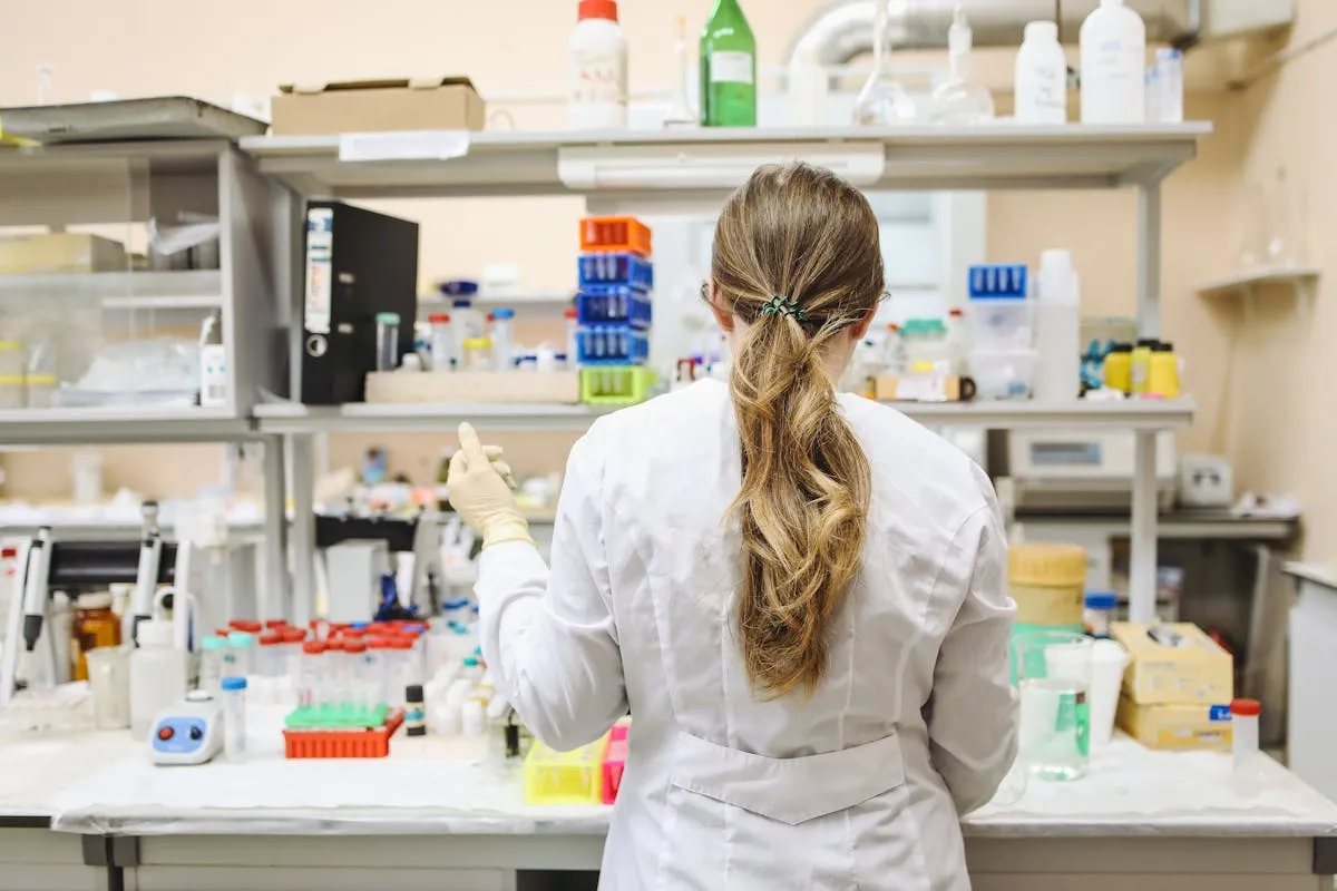 Profissional de saúde em ambiente de pesquisa médica com equipamentos científicos