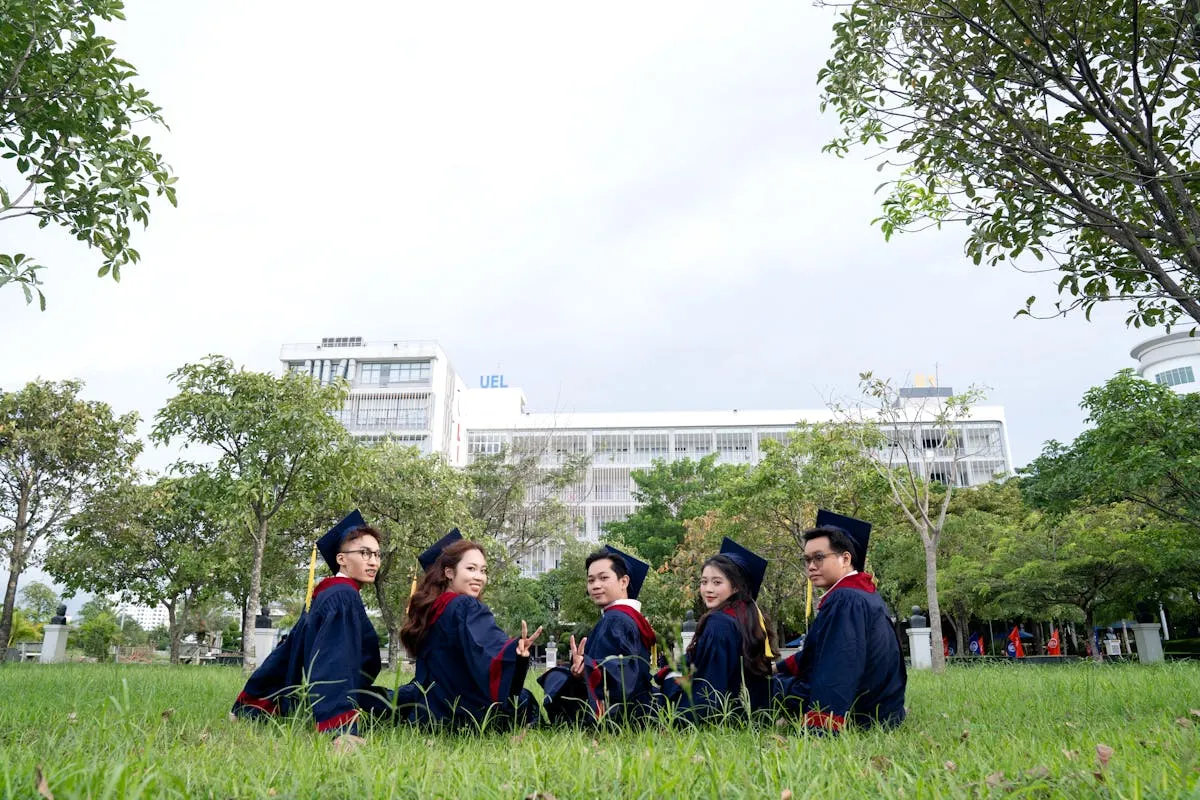 Entrada de campus universitário com estudantes e fachada de prédio acadêmico