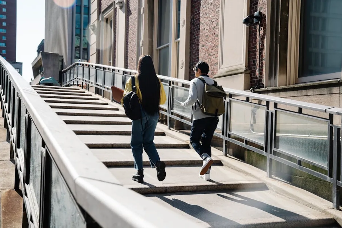 Campus universitário em São Paulo com estudantes caminhando entre as árvores