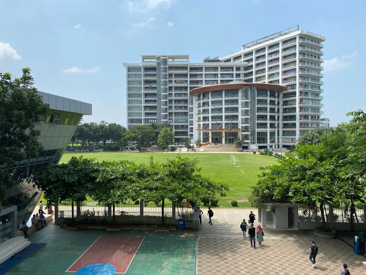 Campus moderno da UFABC com estudantes em área de convivência acadêmica